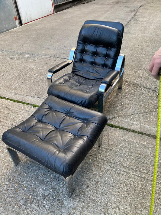 Knoll International 1970’s Lounge chair and footstool in original condition